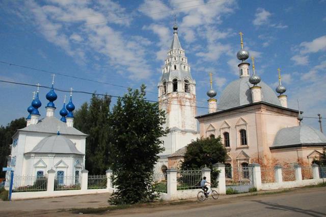 Галич. Собор Введения во храм Пресвятой Богородицы и церковь Василия Великого