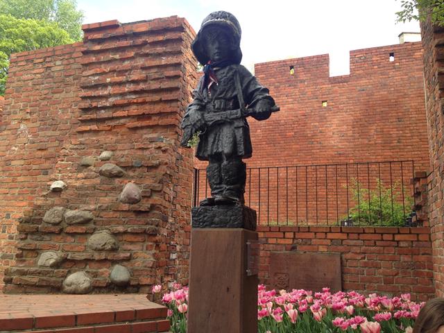 Варшава. Памятник Маленькому повстанцу